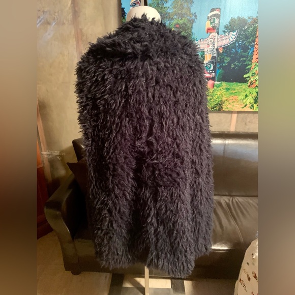 Navy Zara faux fur vest. Size M (easily fits L). Excellent condition. - Picture 4 of 5